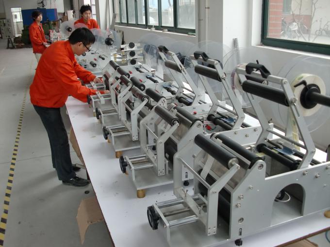 Applicateur d'étiquettes plates pour machine à étiqueter double face entièrement automatique