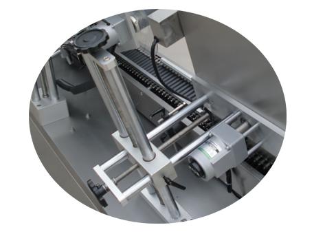 L'étiqueteuse de tube de papier 500 rouleau pose l'étiquette d'autocollant de tissu auto-adhésif