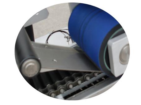 L'étiqueteuse de tube de papier 500 rouleau pose l'étiquette d'autocollant de tissu auto-adhésif