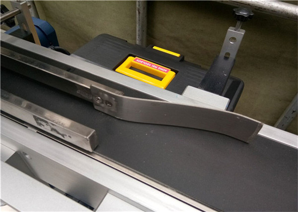 Autocollant supérieur d'alimentation automatique de machine à étiquettes / type d'étiquette auto-adhésive