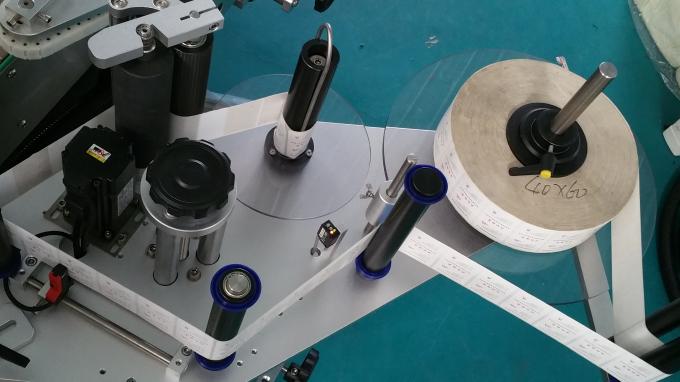 Machine d'applicateur d'autocollant de bouteille carrée de pot de 25kg, machine à étiquettes avec la vitesse stable de bouteilles d'alimentation