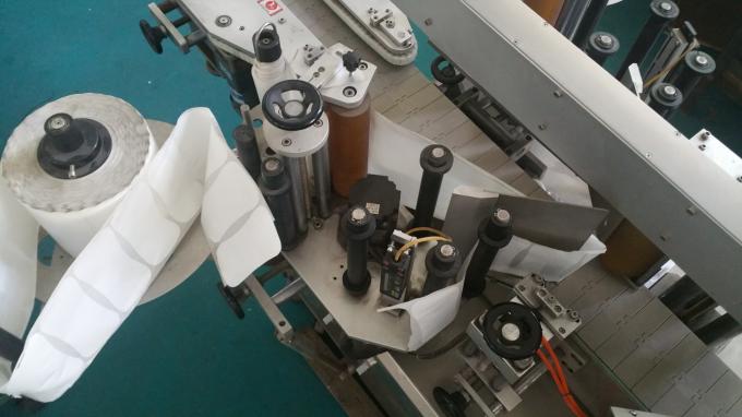 Machine d'applicateur d'autocollant de bouteille carrée de pot de 25kg, machine à étiquettes avec la vitesse stable de bouteilles d'alimentation