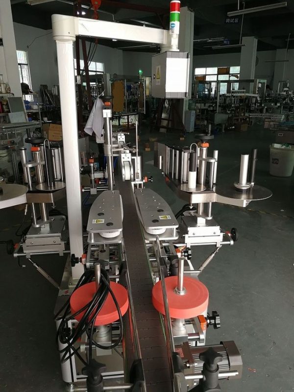 Machine à étiqueter automatique de double autocollant latéral pour les bouteilles ovales et plates de shampooing